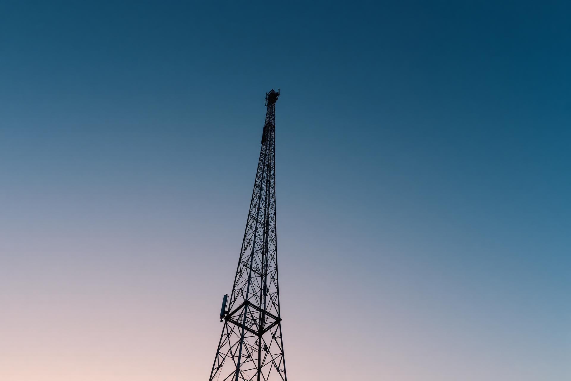 Torre de telecomunicações ao amanhecer